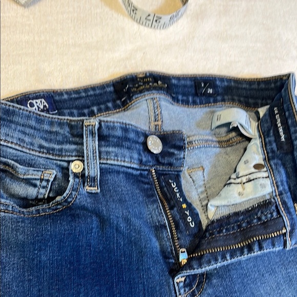 Lucky brand High Rise Blue Jeans with Classic Denim Fabric & Unique Topstitching - Picture 1 of 5